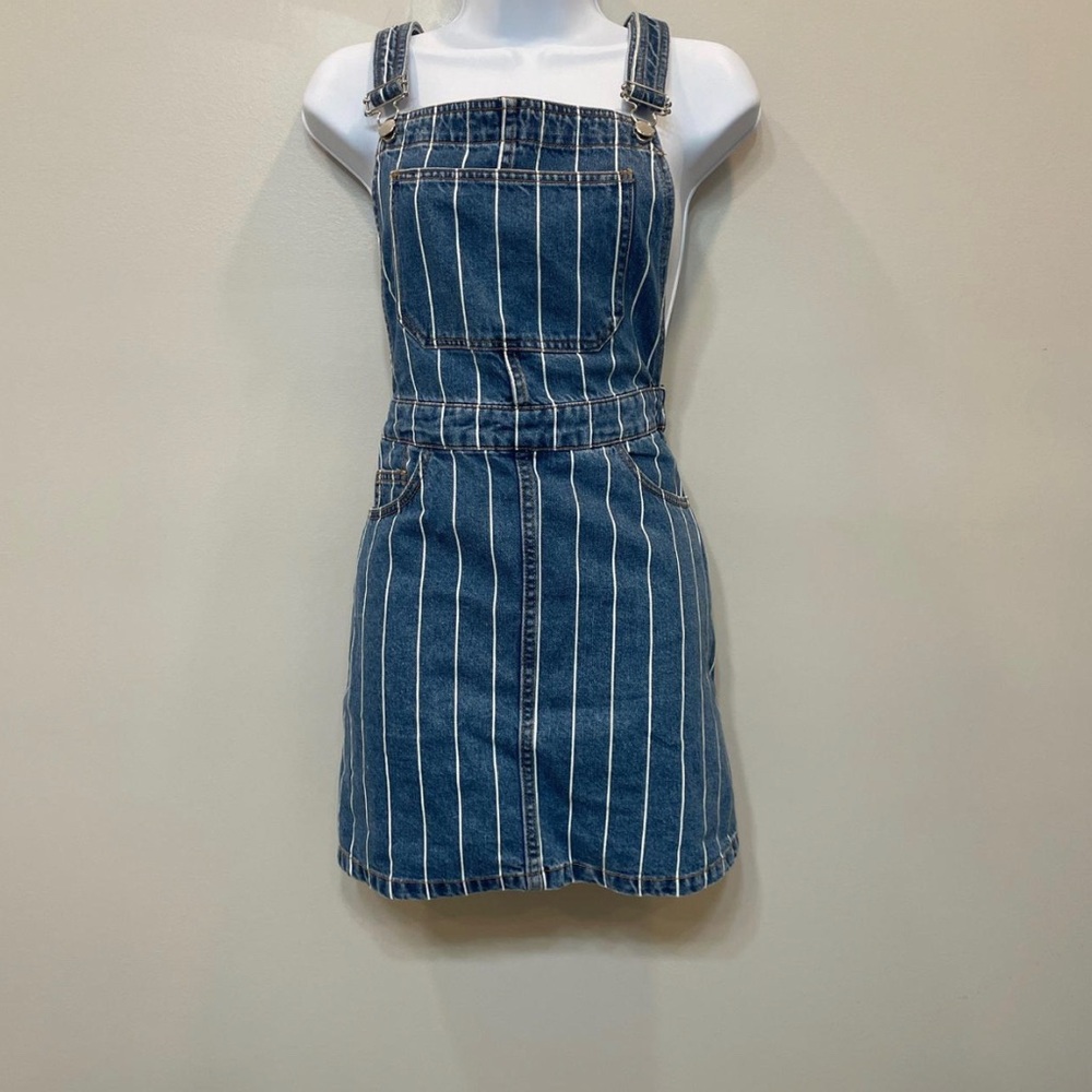 H&M dress, size 8, fits 8-10. Great piece just not my style.